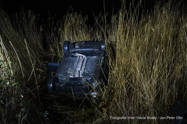 Auto op de kop in de sloot bij eenzijdig ongeval