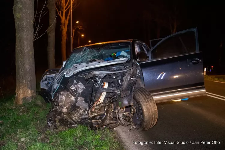 Auto crasht tegen boom in Hilversum, bestuurder op de vlucht