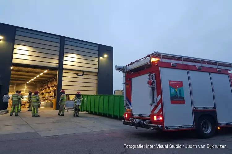 Brandende heftruckaccu bij bedrijf in &#39;s-Graveland