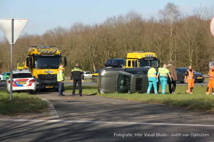 Auto op z&#39;n kant bij ongeval Eemnes