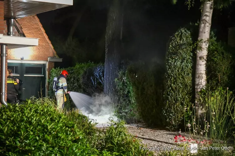 Bewoners voorkomen dat brandende heg overslaat naar schuur