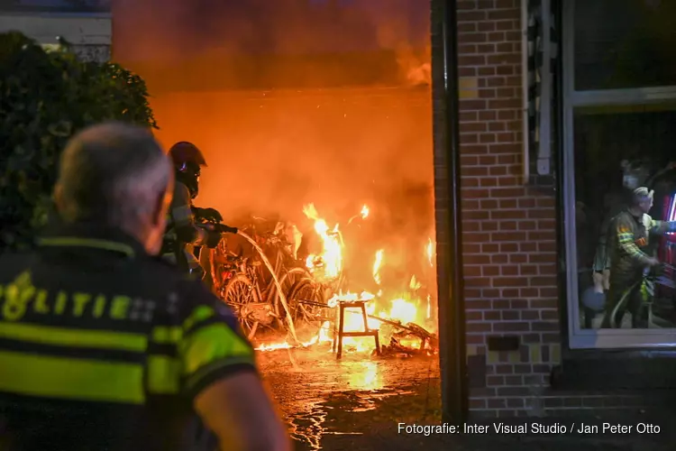 Korte felle brand onder carport van woning in Hilversum