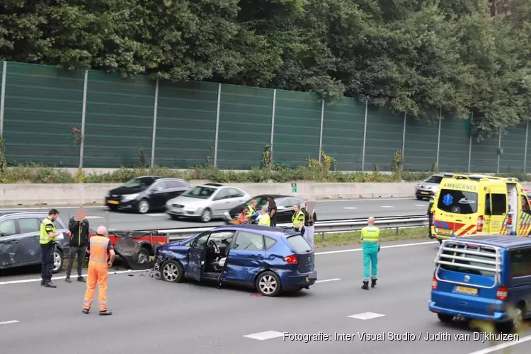 Auto volledig gedraaid na botsing op A1